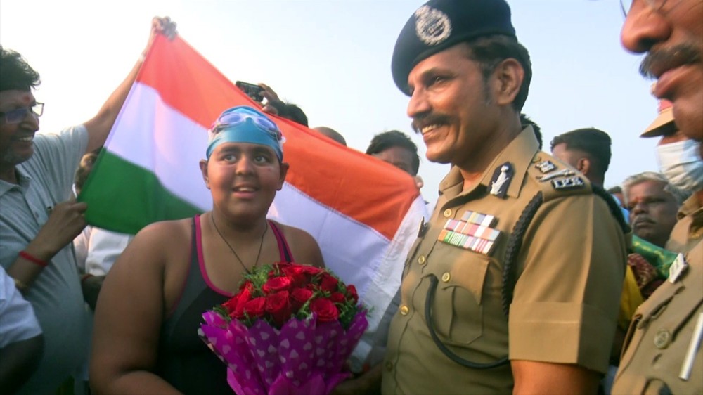 மாற்றாற்றல் பெண் சிறுமி பாக்குநீரில் சாதனைப் படைத்துள்ளார்