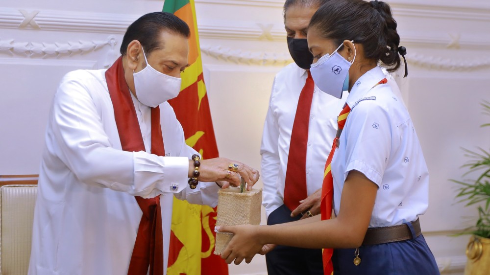 இலங்கை சாரணர் இயக்கத்தின் 105வது ஆண்டு விழா கொடி தினத்தின் முதல் கொடி  பிரதமருக்கு அணிவிக்கப்பட்டது