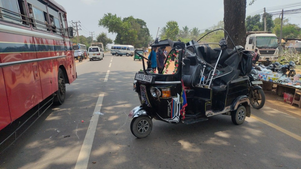 பஸ் ஓட்டோவின் பின்னால் மோதியதால் இருவர் காயம்