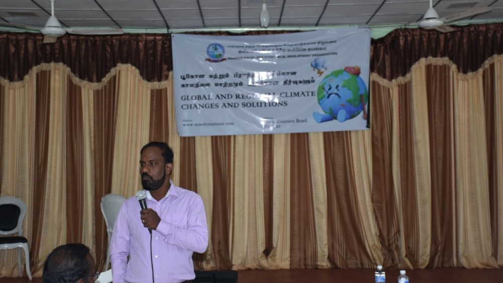 காடுகளின் முக்கியத்துவம், காற்றாலையால் மின்சாரம்  விளக்குகின்றார் பிரதீபராஜா