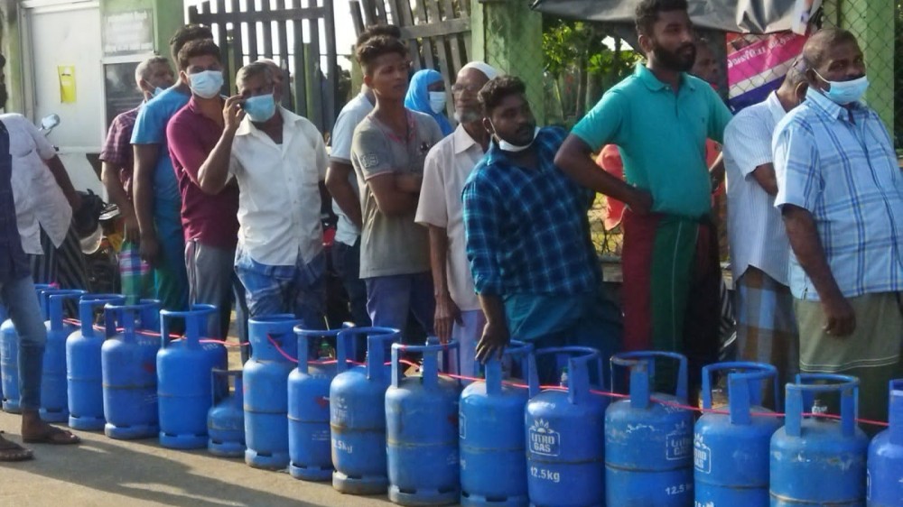 எரிவாயு சிலிண்டர்களுக்காக சிரமங்களுடன் கியூவில் மக்கள்