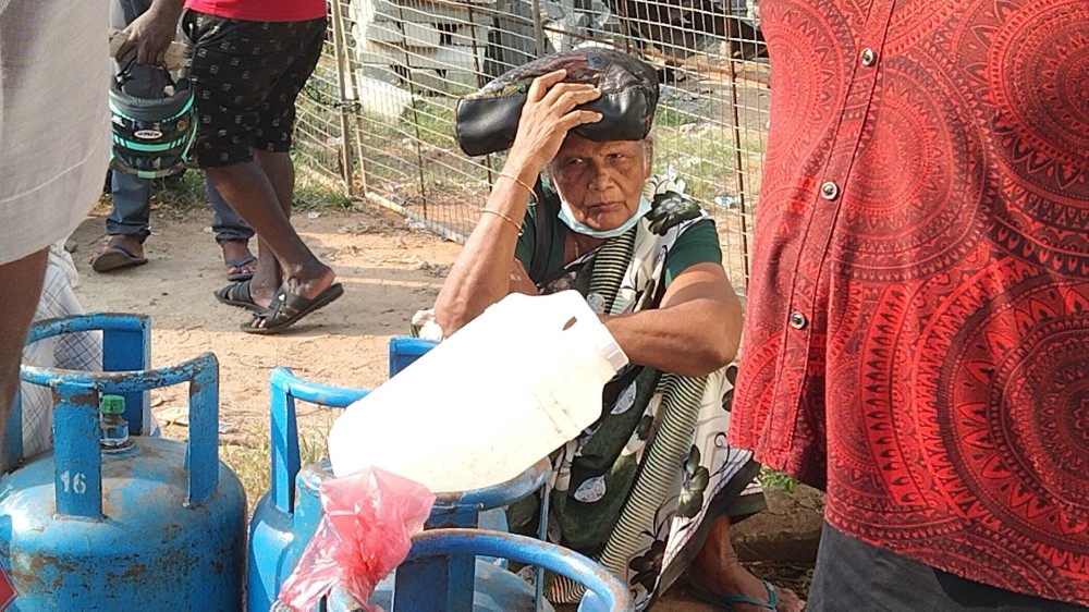 குடும்ப பங்குகீட்டு அட்டை, கடை அனுமதிப்பத்திரம் உள்ளவருக்கே சமையல் எரிவாயு