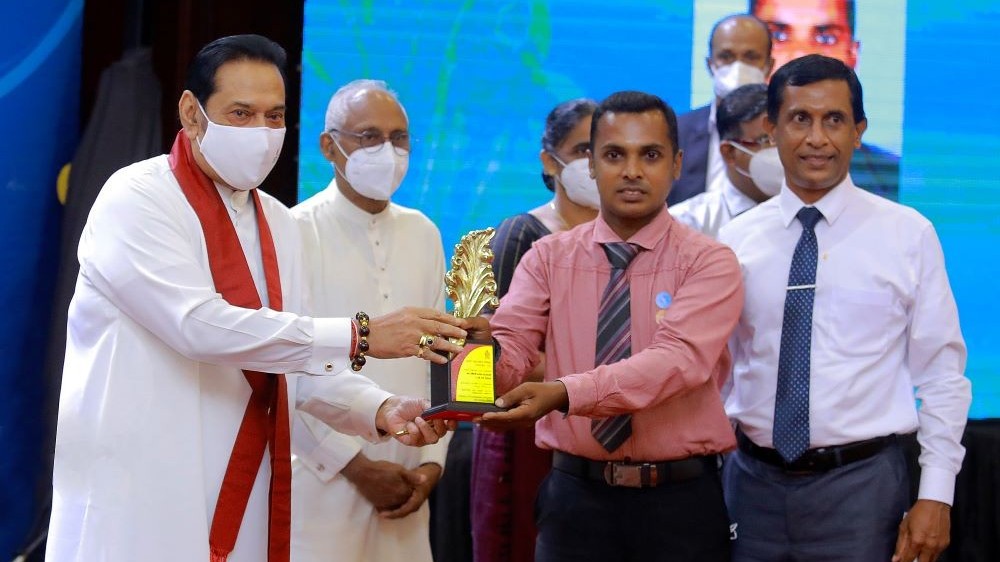 ஆக்கத்திறன் போட்டியில்   வெற்றி பெற்ற அரச ஊழியர்களுக்கு  விருதுகள்