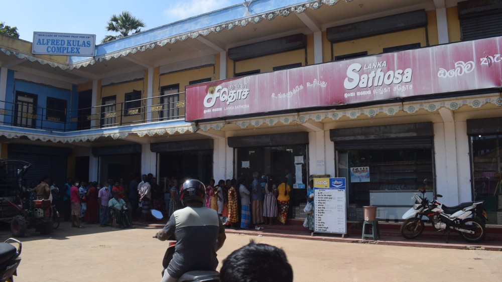 பேசாலையில் நீண்ட தினங்களுக்கு பிறகு சதொசவில் ஒரு கிலோ சீனியும் ஒரு அங்கர் பக்கற்றும்