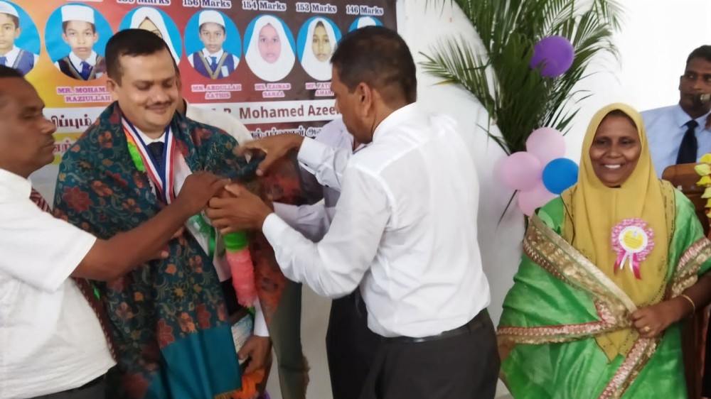 பழைய மாணவருக்கு கௌரவம்