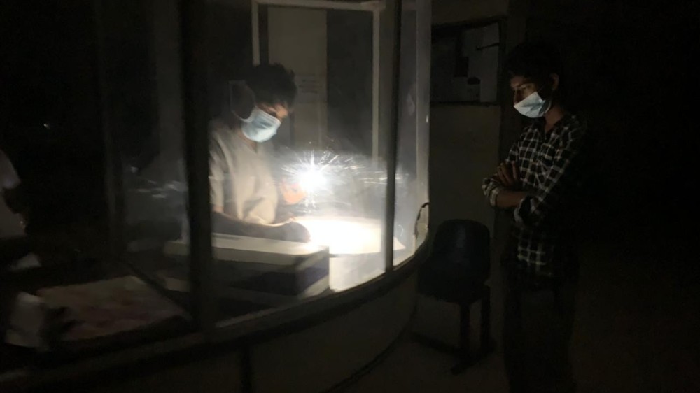 மின்பிறப்பாக்கியும்  மின்வெட்டு நேரம் கைவிட்டுவிட்டது