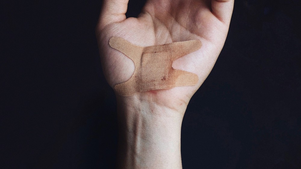 பிளேட்டினால் தங்களது கைகளை தாங்களே வெட்டிய 9ஆம் வகுப்பு மாணவர்கள்