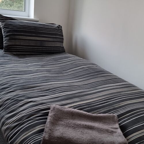 Lansdown Castle Drive, 3 bedroom apartment with 4 single beds with easy access to Gloucester and M5