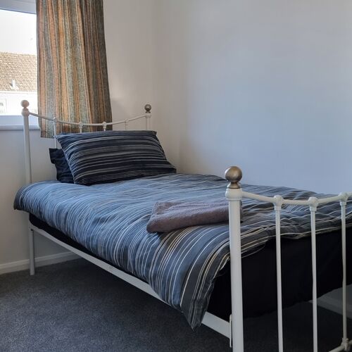 Lansdown Castle Drive, 3 bedroom apartment with 4 single beds with easy access to Gloucester and M5