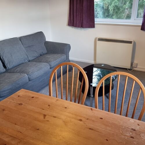 Lansdown Castle Drive, 3 bedroom apartment with 4 single beds with easy access to Gloucester and M5