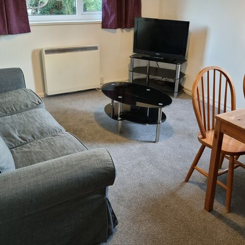 Lansdown Castle Drive, 3 bedroom apartment with 4 single beds with easy access to Gloucester and M5