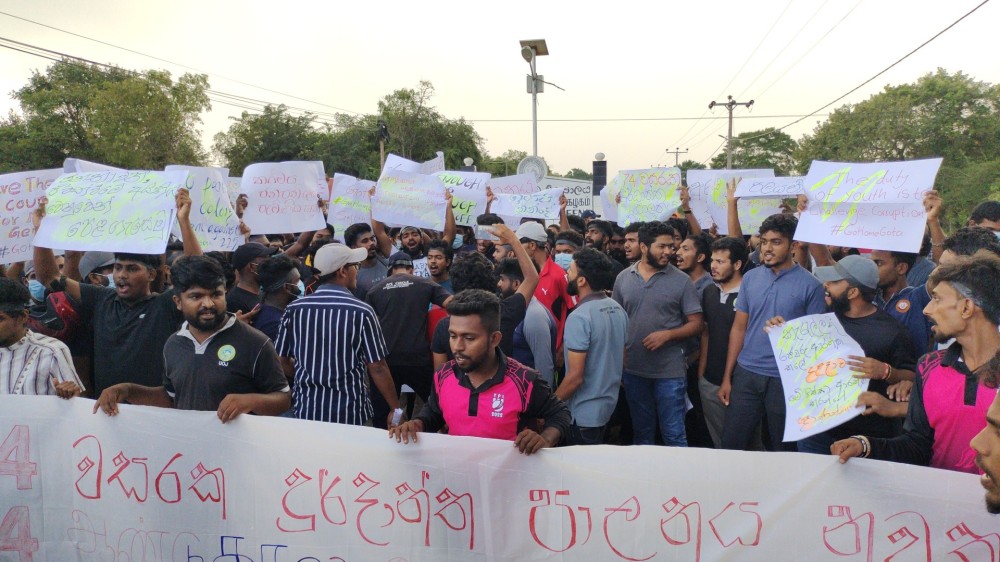 அரசுக்கு எதிராக கிளிநொச்சி வளாகம் முன்பாக போராட்டம்