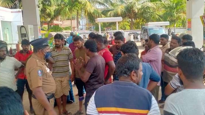 சட்டவிரோத மண் அகழ்வு ரிப்பர்களுக்கு ஊரடங்கில் எரிபொருள் விநியோகம்