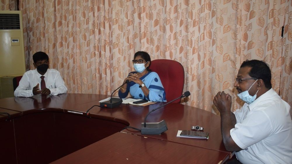 எரிபொருள் சேமிப்பதைத் தவிர்த்து நாளாந்தத் தேவைக்கு அளவாக எரிபொருளை வாங்கிப் பாவியுங்கள்