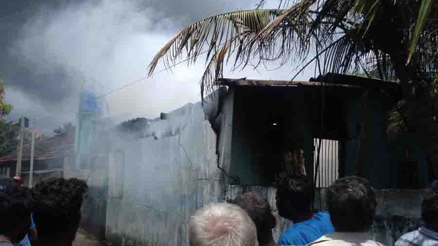 திடீரென ஏற்பட்ட தீ விபத்தால் முற்றாக எரிந்தது