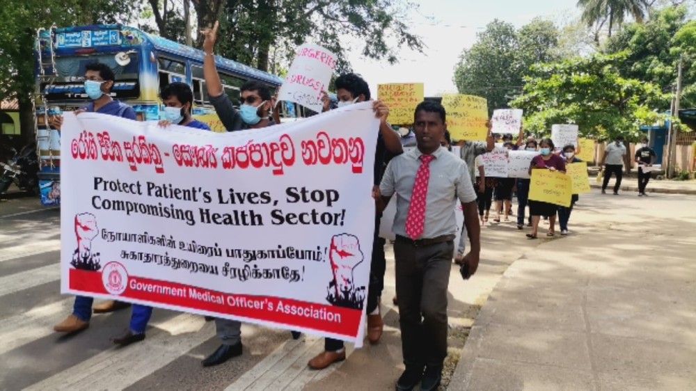 அரசுக்கு எதிரான போராட்டத்தில் குதித்த வவுனியா வைத்தியசாலையின் வைத்தியர்கள்