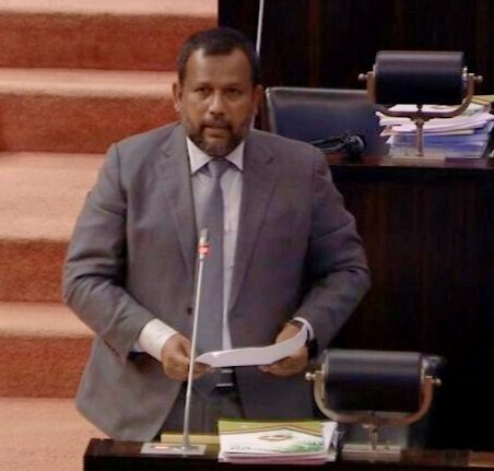 பாதையில் இறங்கி துரத்தும் கேவலம்