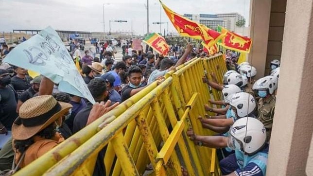 “ஜனாதிபதியே வீட்டிற்று செல்” காலிமுகத் திடலையும் ஆவேஷமான கோஷத்துடன் சுற்றிவளைத்த இளைஞர் கூட்டம்