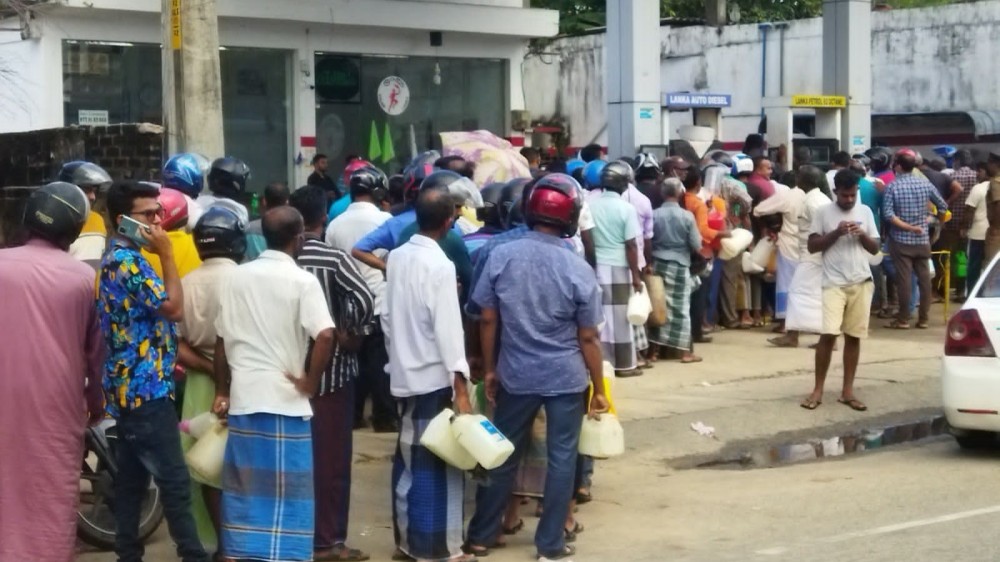 எரிபொருளுக்காக கீயூவில் காக்கும் மக்களின்  தொடரும் அவலம்