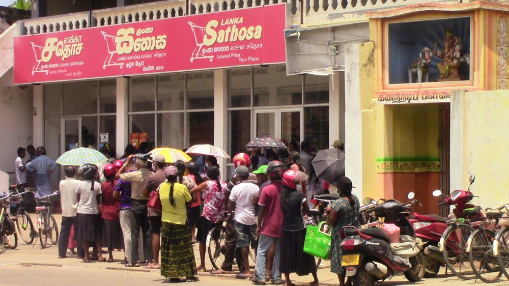 நியாய விலைக்காக கொழுத்தும் வெய்யிலையும் தாங்கும் மக்கள்