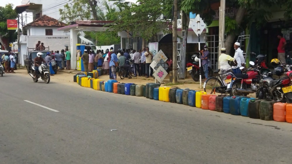 கறுப்புச் சந்தை வியாபாரிகளுக்குத் துணைபோகும் எரிபொருள் விற்பனை நிலையங்கள்