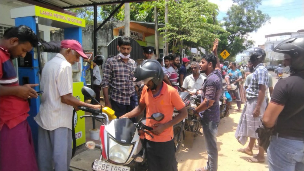 எரிபொருள் தேவைக்களவுக்கு இருப்பினும்  தொடரும் கியூவரிசை