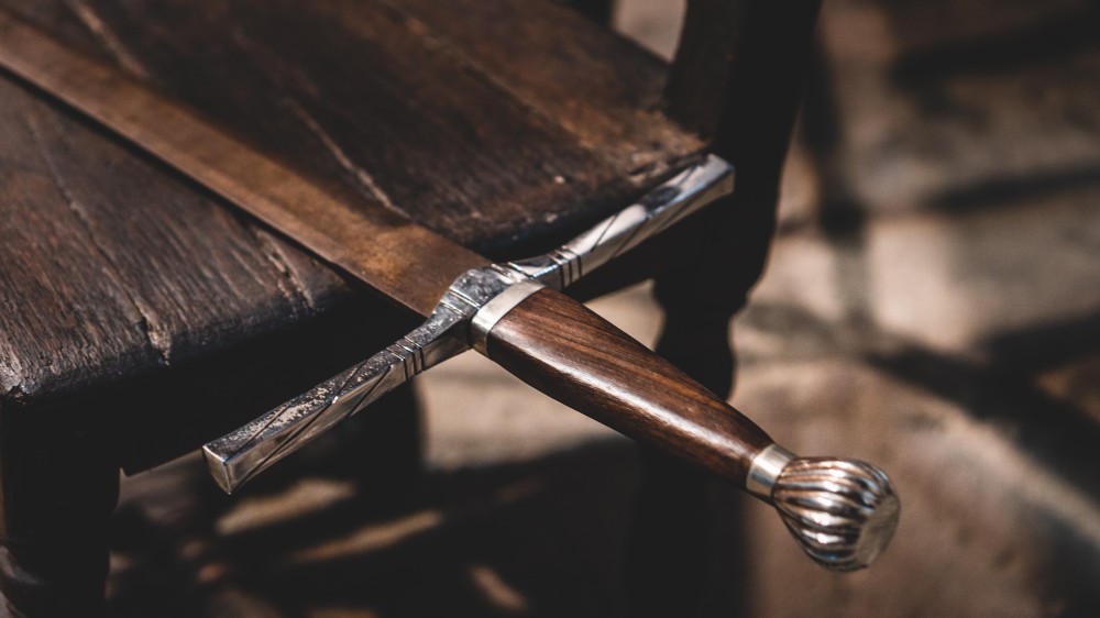 வாளால் வெட்டி வயோதிபத் தம்பதியிரிடம் கொள்ளை