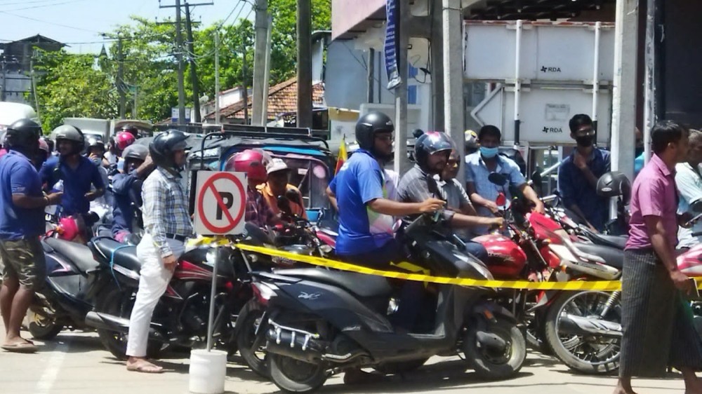 இன்றும் தொடரும் கியூவரிசை