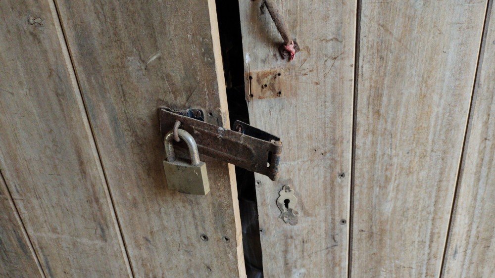 கிளிநொச்சி சேவைச் சந்தையில் 10 கடைகள் உடைப்பு - பொலிசார் தீவிர விசாரணை