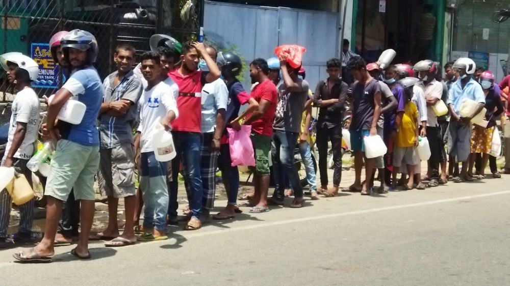 விலை எகிறியும், கியூ குறையவில்லை