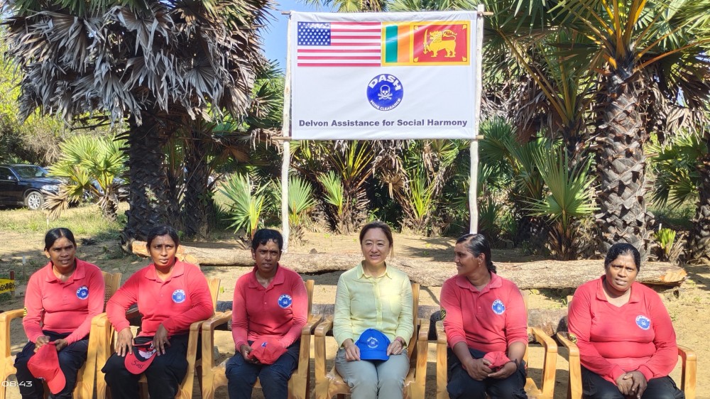 அமெரிக்க தூதுவர் முகமாலையில் கண்ணிவெடி அகற்றும் செயற்பாடுகளை பார்வையிட்டார்