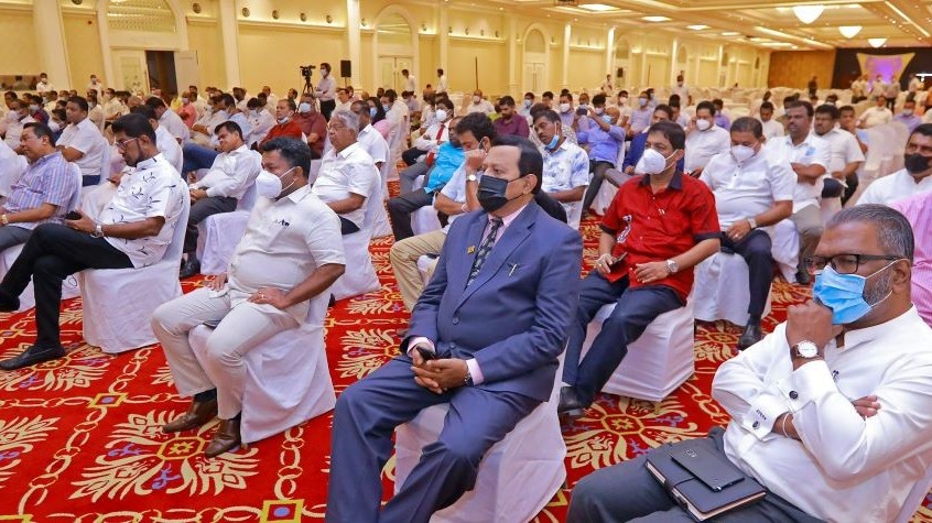 பிரதமர் பதவி விலகக் கூடாது என மாகாண சபை உறுப்பினர்கள் சங்கம் ஏகமனதாக தீர்மானம்