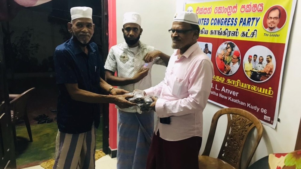 பேரீத்தம் பழம் விநியோகம்