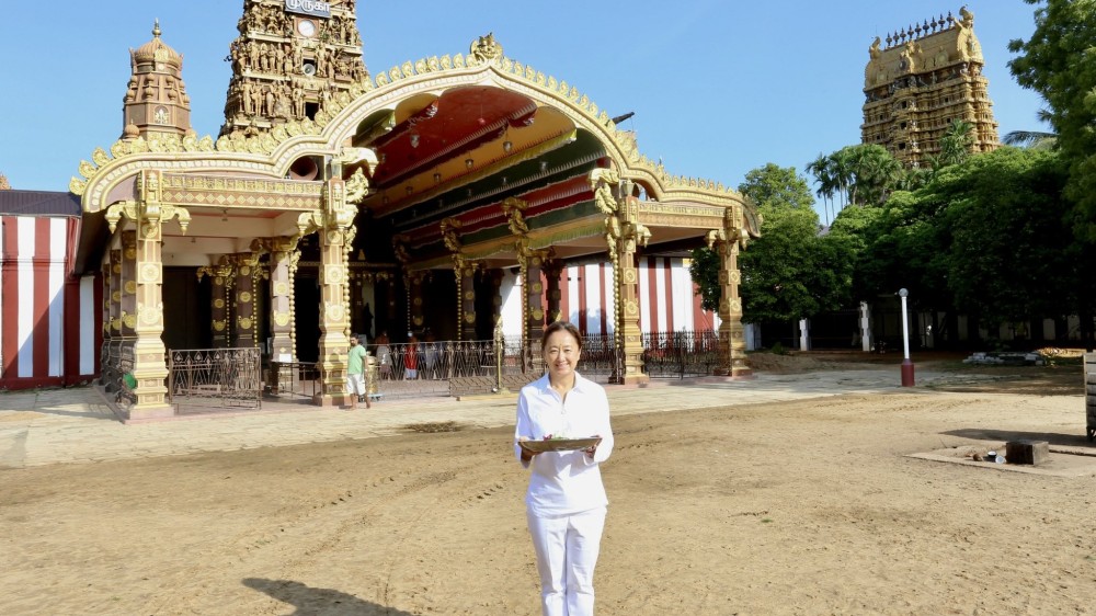 நல்லூர் கந்தன் ஆலயத்துக்கு அமெரிக்கத் தூதுவர் வழிபட விஜயம்