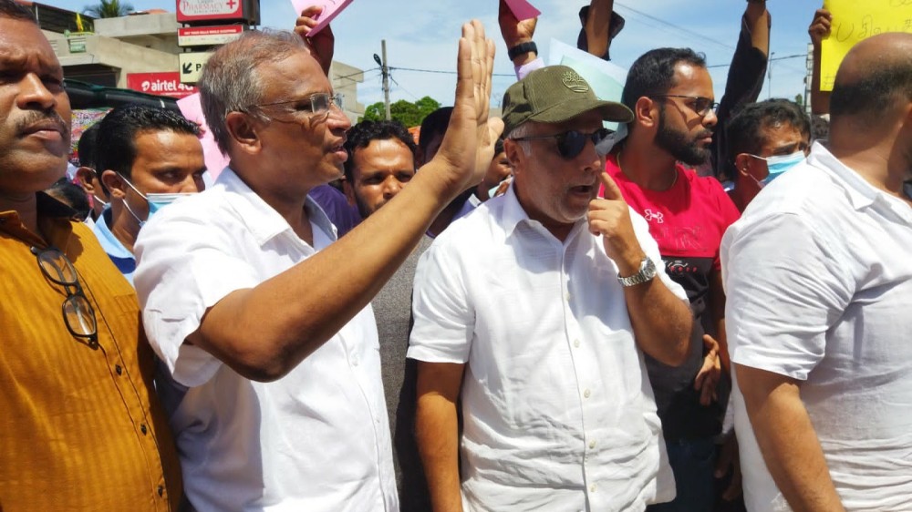 தமிழ் அரசுக் கட்சியின் கல்முனை ஆர்ப்பாட்டத்தில்  ரவூப் ஹக்கீமும் இணைவு