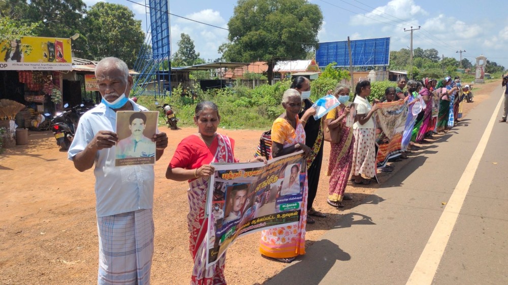 காணாமல் ஆக்கப்பட்டோரின் உறவுகள் கிளிநொச்சியில் கவனயீர்ப்புப் போராட்டம்