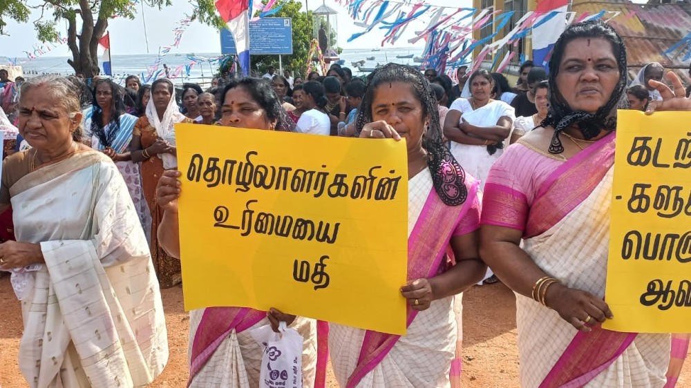 பள்ளிமுனையில் தொழிலாளர் தினத்தை முன்னிட்டு  கவனயீர்ப்பு போராட்டம்.