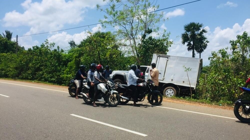 விபத்தைத் தவிர்த்த கப்ரக வாகனம் தடம்புரண்டது