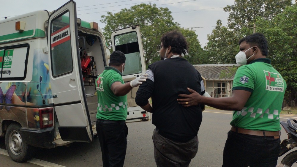 விபத்தில் வைத்தியர் சிறு காயங்களுடன் தப்பினார்