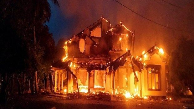 ராஜபக்ஷக்களின் சொத்துகள் தீக்கிரை