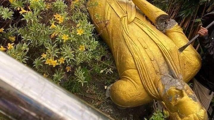 டி.ஏ. ராஜபக்‌ஷவின் உருவச்சிலை நொருக்கப்பட்டது