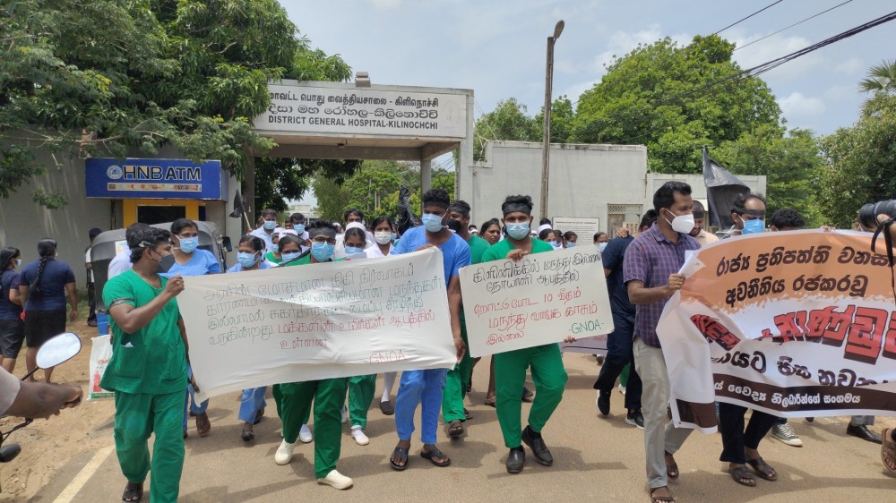 கிளிநொச்சி வைத்தியசாலை வைத்தியர்கள், தாதியர்கள் போராட்டத்தில்