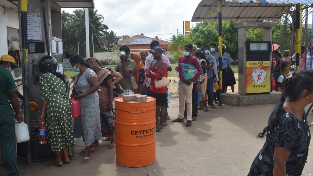 மண்ணெணெய் தாமதமாக வந்தும் தேவைக்கு அளவாக வாங்க முடியாமல் தவிக்கும் மக்கள்