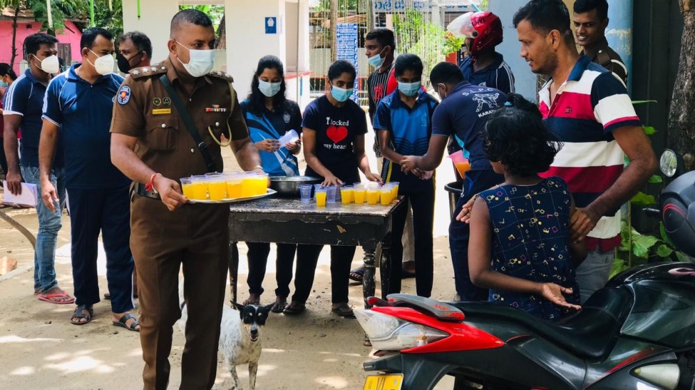 யாழில் வெசாக் தினத்தில் பாதுகாப்புத் தரப்பினரால் உணவு மற்றும் குளிர்பானம் வழங்கி வைப்பு