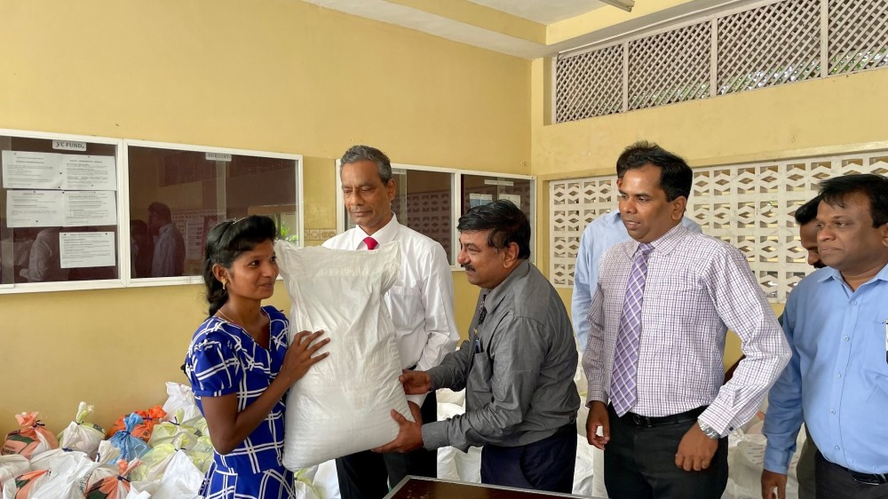 யாழ். பல்கலைக்கழகத்தின் கீழுழைப்புப் பணியாளர்களுக்கு உலருணவு