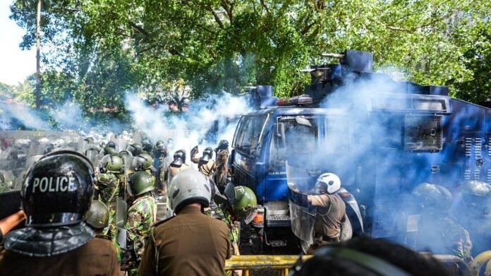 கண்ணீர்ப்புகை அடித்து விரட்டப்பட்டார்கள் மாணவர்கள்