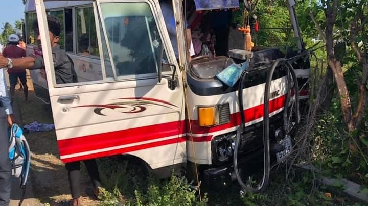 மோட்டார் சைக்கிள் பேருந்து விபத்தில் இருவர் படுகாயம்