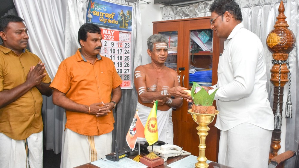 நல்லூர் கந்தனின் பெருவிழாவுக்கான காளாஞ்சி யாழ் மாநகரசபையிடம் வழங்கப்பட்டது