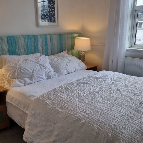 Dog Friendly 2 Bedroom Cottage with Garden In Cheltenham Centre