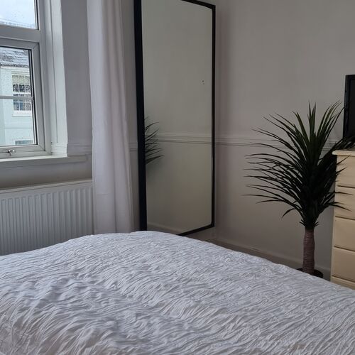 Dog Friendly 2 Bedroom Cottage with Garden In Cheltenham Centre